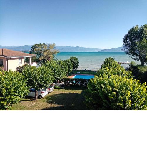 Casa Lugana 10 - monolocale con piscina direttamente a lago