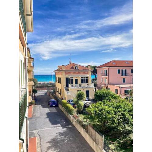CASA MARA, Borgio Verezzi, 50 m dal mare in pieno centro