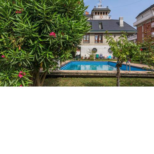 Casa marinera con piscina y jardín.