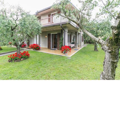 Casa Mary due - trilocale con giardino privato a due passi dal lago