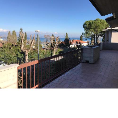 Casa Mary Tre - attico con terrazza a 2 passi dal lago