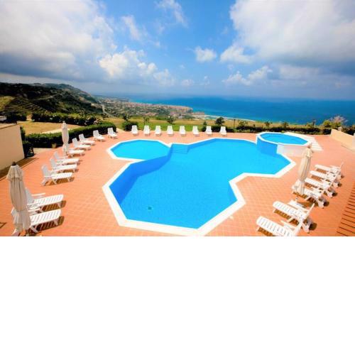 Casa Marzy- Charming Tropea Studio with Pool, Sea & Volcano Views