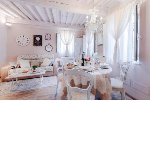 Casa Monique, A Smart Designed Sweet Air Conditioned Apartment Inside the Walls of Lucca