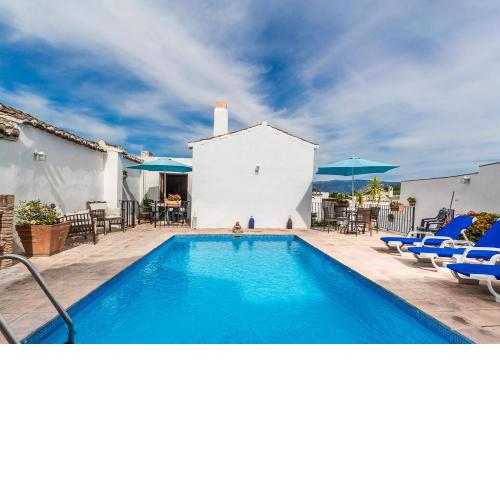 Casa Mundo - 16th century traditional white village house with pool