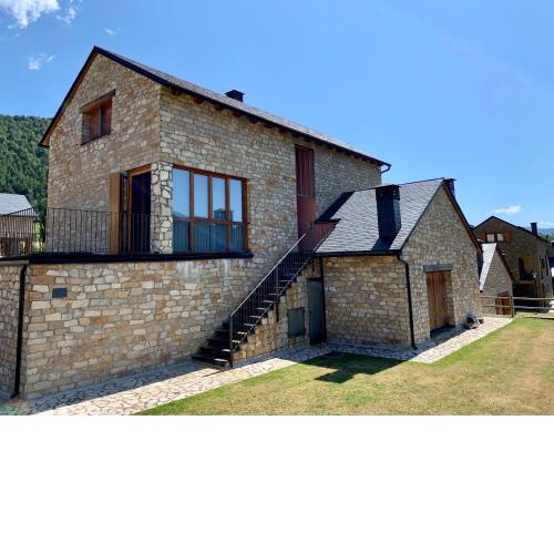 Casa Mya. A Modern Duplex in the Spanish Pyrenees