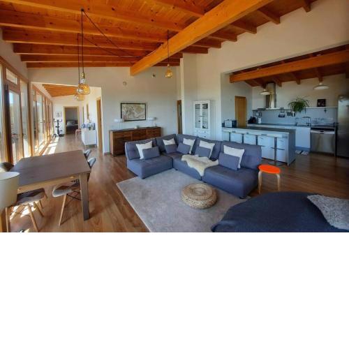 Casa nórdica en el bosque con vistas al mar