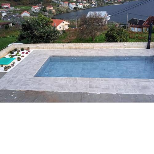 Casa nueva con piscina y vistas al mar