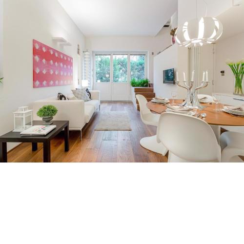 Casa Patricia, A homey luxury modern & quiet apartment with PARKING & garden within the walls