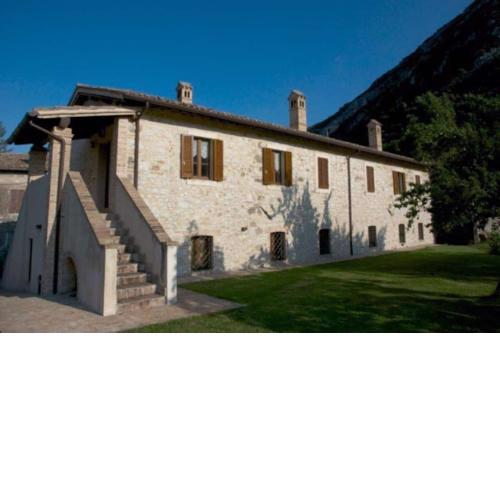 Casa ridente nella valle del Menotre con giardino