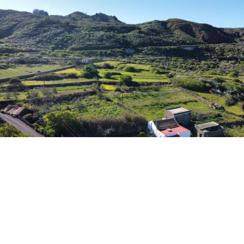 Casa rural con chimenea, barbacoa,WiFi gratuita y vista jardin y montana