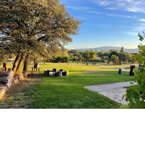 casa rural de un artista en plena naturaleza piscina y parque de esculturas en villarcayo