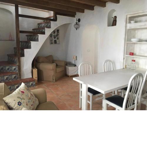 Casa rural en pueblo blanco