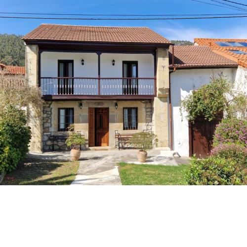 Casa rústica con jardín en Pesués