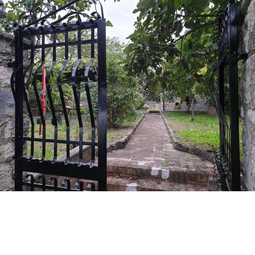 Casa rustica in pietra con camino e ampio giardino