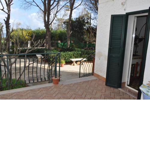 Casa Solaria con ampio giardino sul mare