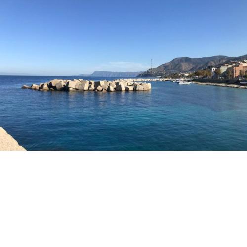 Casa sul mare in condominio con discesa privata