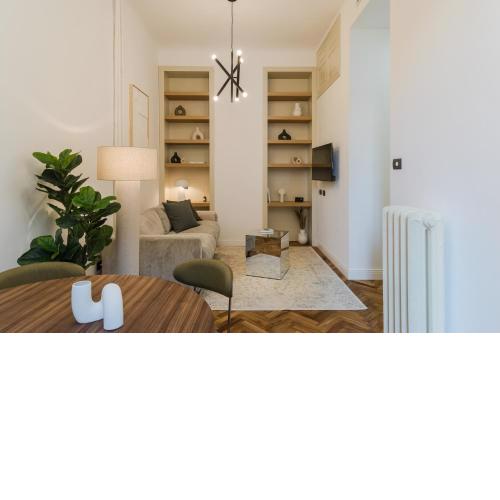 CASA UNICA MILANO - ELEGANT APARTMENT WITH BALCONY - CENTRALE 1