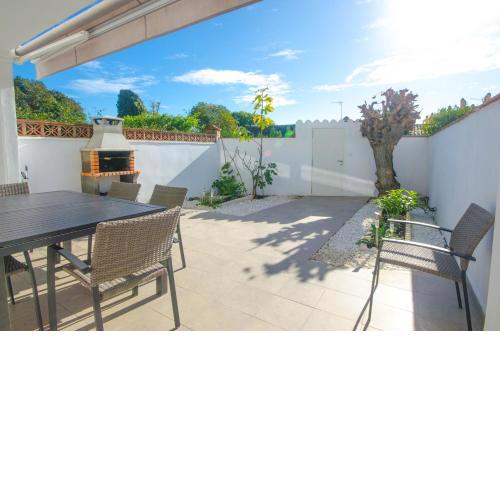 Casa Vilma- Magnificent 4 bedroom house next to the beach with sea views