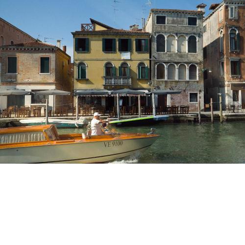 Casa Virginia direct at the canal Cannaregio with own roof terrace