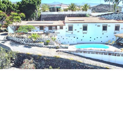Casa vista al mar,piscina compartida,Wifi y jardin en Guia de Isora