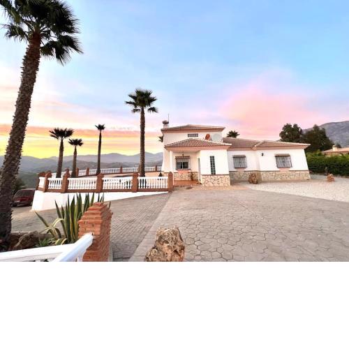 “CasaBlanca” Casa Rural con piscina y barbacoa.