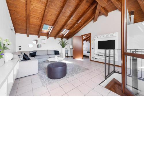 CasaCamelia 35, 3 BDRM with view Lake Como