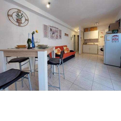 CASAMAUI WI FI and Smart TV Private Garage