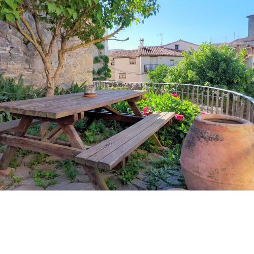 Casas de trevijano Cañon del rio leza jardin y barbacoa