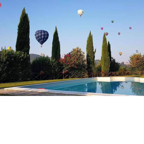 Case in campagna con piscina a Todi