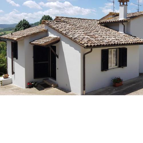 Case in campagna con piscina a Todi