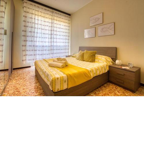 CaseOspitali - CASA LUCE a due passi dal SAN RAFFAELE - 1 bedroom e divano in soggiorno