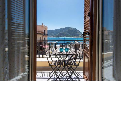 Casetta vista mare in piazza a Mondello