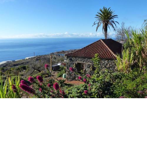 Casita en el campo con vista al oceano