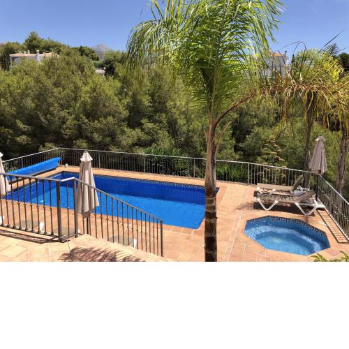 Castillo de Los Angeles, Luxury Villa with Pool and Jacuzzi