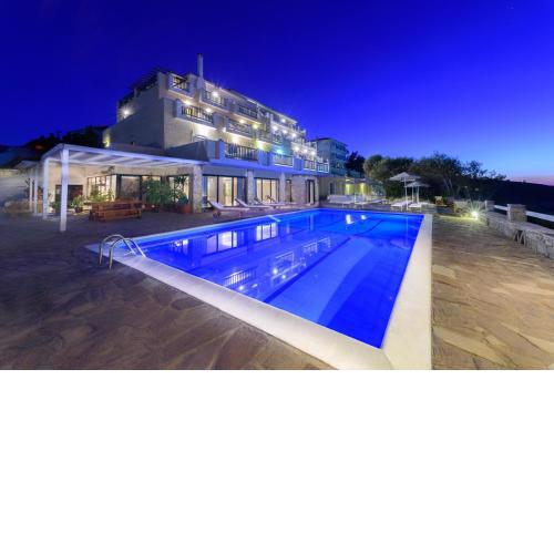 Cavos Bay Hotel & Studios