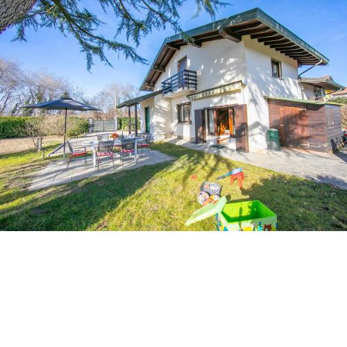 Cedar House Villa Few Minutes From Lake - Happy Rentals