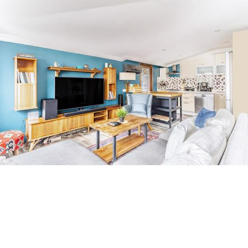 Central and Cozy Flat with Terrace in Sisli