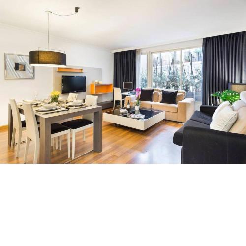 Central and Elegant 4 Bedroom by Placa Catalunya