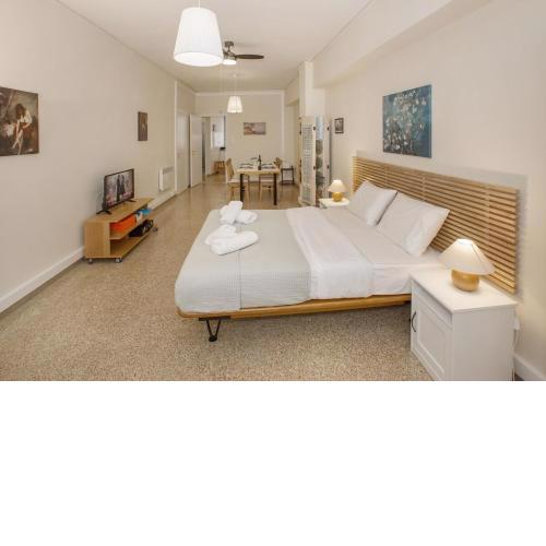 Central apartment on pedestrian street by GHH