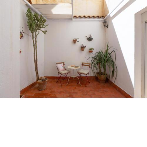 Central apartment with two bedrooms and a patio