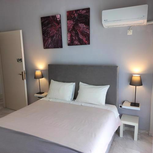 Central, Bright and Comfortable Apartment with balcony
