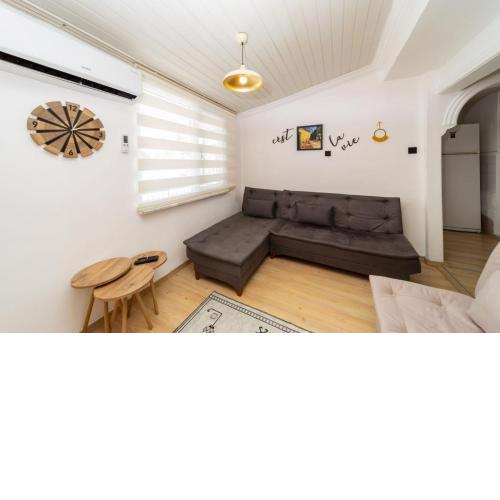 Central Flat with Balcony and Terrace in Muratpasa