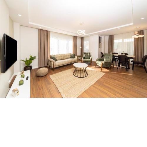 Central Flat with Balcony near Sea in Muratpasa