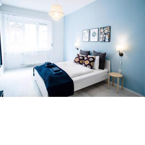 Central new home with 3 bedrooms, A/C and balcony