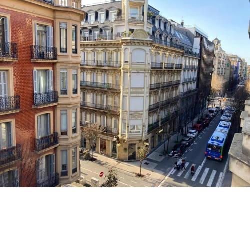 Central Next to La Avenida no12