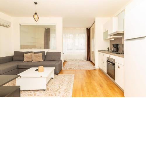 Central Studio Flat with Shared Pool in Sisli
