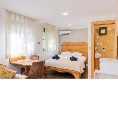 Central Studio w/AC 5 Min walk to Tram Station