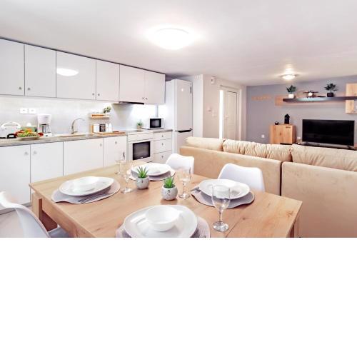 Central Varkiza apartment close to the beach!