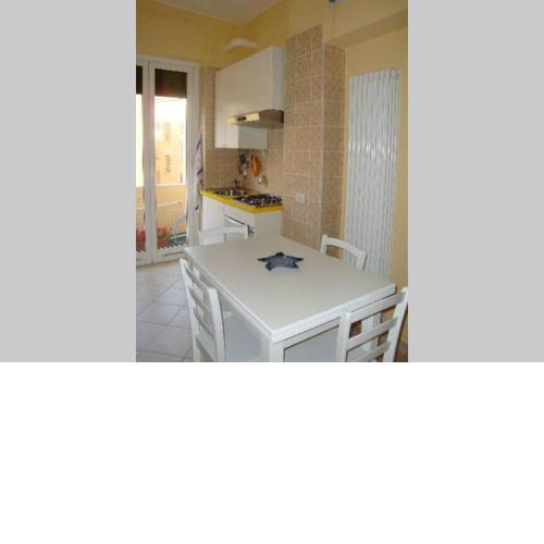 Centrally located apt by harbour with elevator