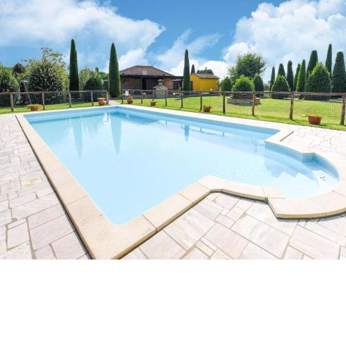 Centrally located holiday home with swimming pool and flowered garden